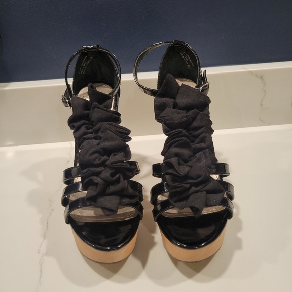 Fergie Strappy Ruffle block heels Size 6 EUC - Picture 1 of 8